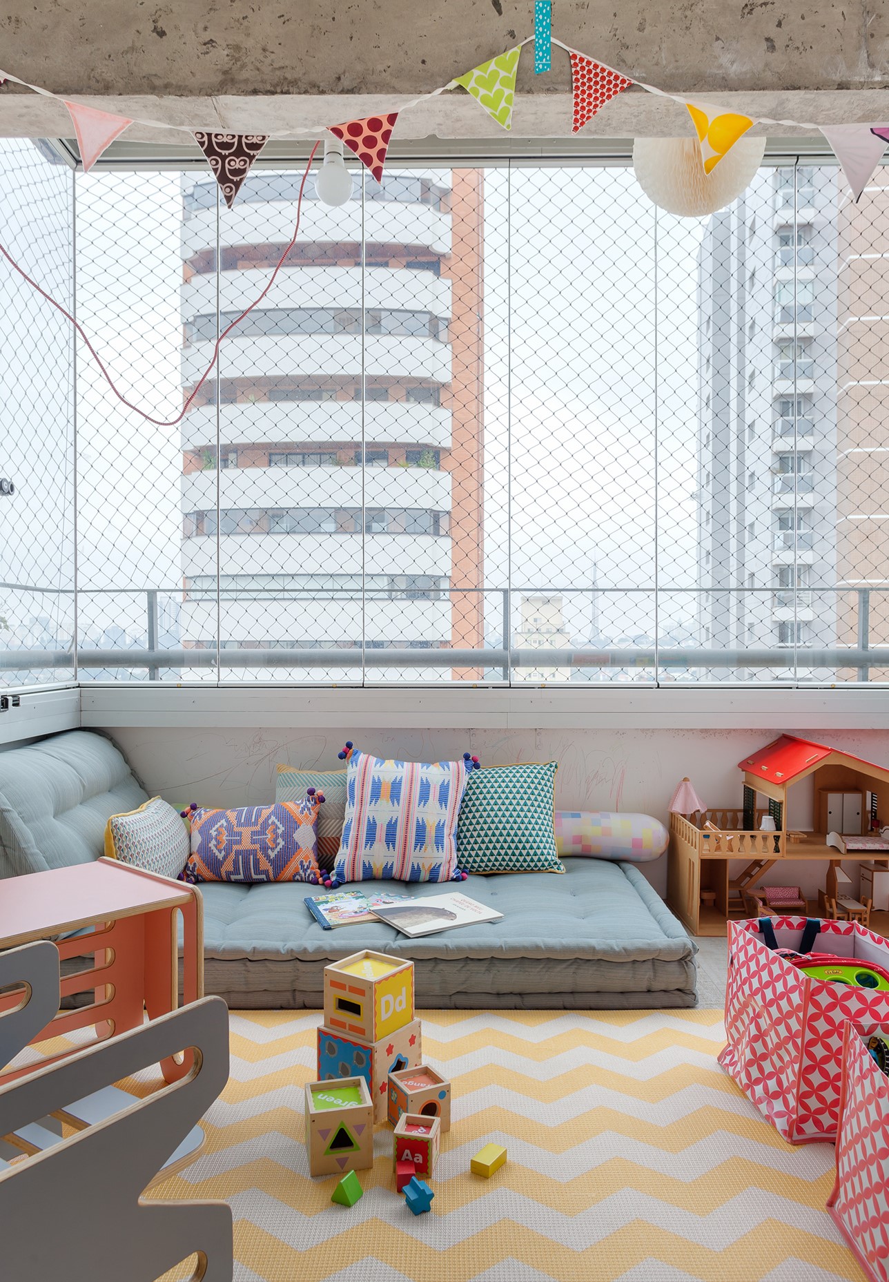 Área com espaço para as crianças com brinquedos e decoração infantil.