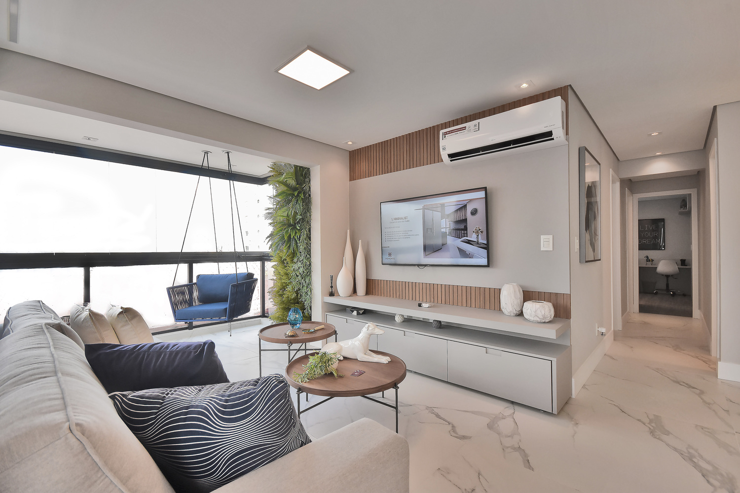 Apartamento modelo decorado do Residencial Piemonte com projeto de personalização do imóvel já executado. Destaque para o piso e a integração da área social com o terraço gourmet, opções de personalização oferecidas nos pacotes.