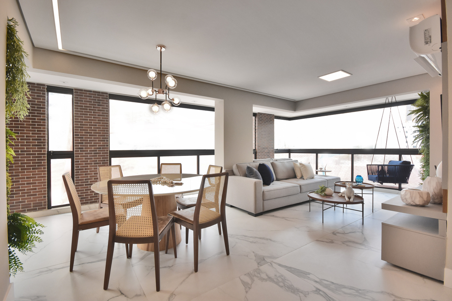 Área social do apartamento decorado do Residencial Piemonte totalmente integrada: uma possibilidade de escolha por meio dos pacotes de personalização.