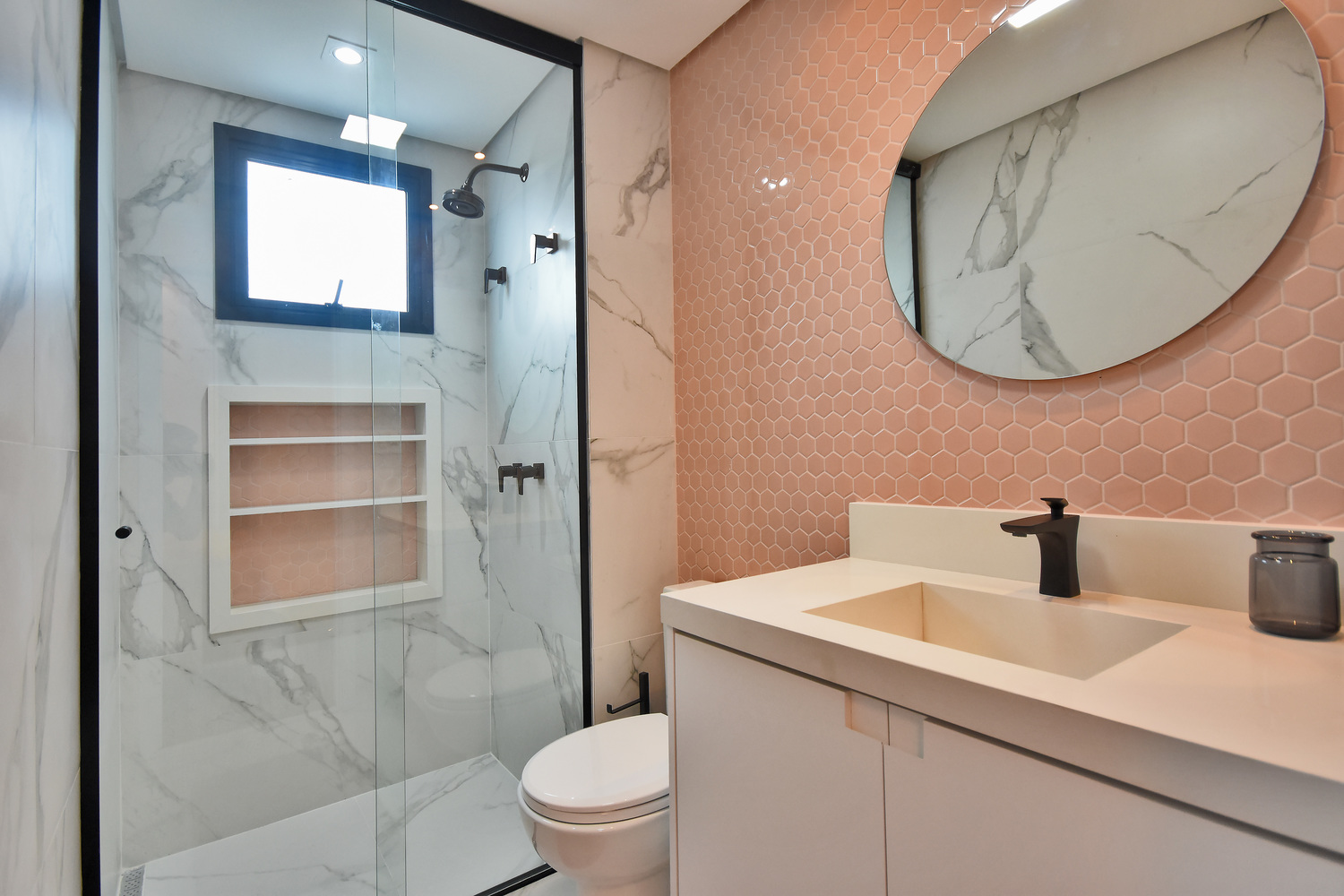 Banheiro de uma das suítes do apartamento decorado do Residencial Piemonte: os diversos revestimentos e os metais utilizados são opções dentro dos pacotes de personalização.