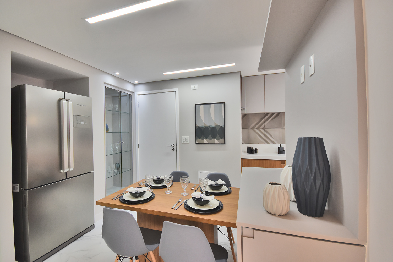 Cozinha do apartamento decorado do Residencial Piemonte: o projeto personalizado adequa-se a uma possível necessidade da rotina de boa parte das famílias – uma copa dentro da cozinha.