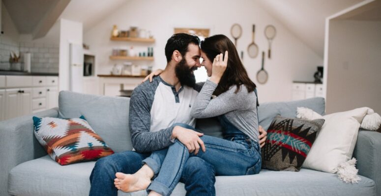 happy-couple-in-a-couch