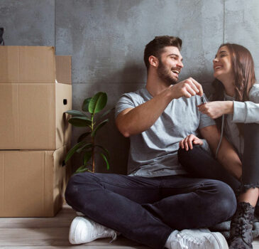 jovem-casal-feliz-esta-se-mudando